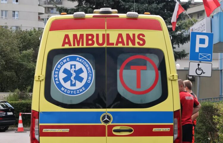 11-letni chłopiec wypadł z okna internatu 9 Karetka pogotowia Fot. PAP/Albert Zawada