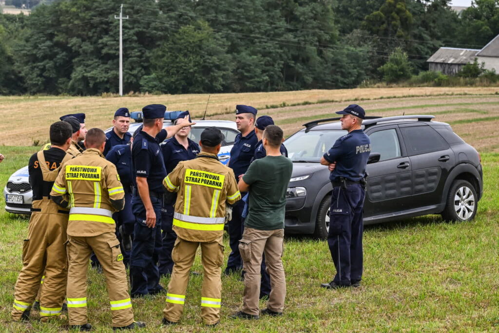 Służby w okolicach miejsca upadku niezidentyfikowanego drona w kolonii Majdan-Sielec (PAP/Wojtek Jargiło)