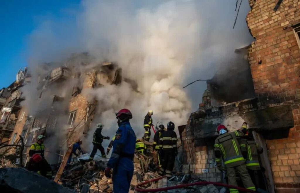 Skutki rosyjskiego ataku rakietowo-dronowym na Kijów. Fot. PAP/Vladyslav Musiienko