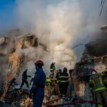 Skutki rosyjskiego ataku rakietowo-dronowym na Kijów. Fot. PAP/Vladyslav Musiienko