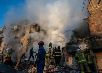 Skutki rosyjskiego ataku rakietowo-dronowym na Kijów. Fot. PAP/Vladyslav Musiienko