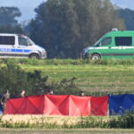 Służby w miejscu upadku rosyjskiego drona w miejscowości Oleśno (PAP/Andrzej Jackowski)