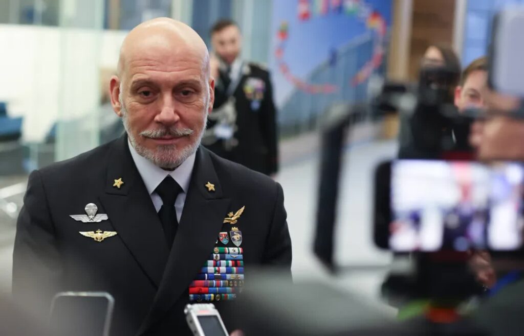 Gen. Giuseppe Cavo Dragone. Fot. PAP/ EPA/OLIVIER HOSLET