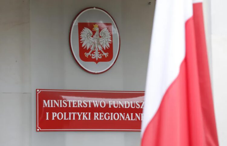 Jest zgoda KE na wypłatę 26 mld zł z KPO. Pieniądze w listopadzie 9 Tabliczka na elewacji Ministerstwa Funduszy i Polityki Regionalnej Fot. PAP/Tomasz Gzell