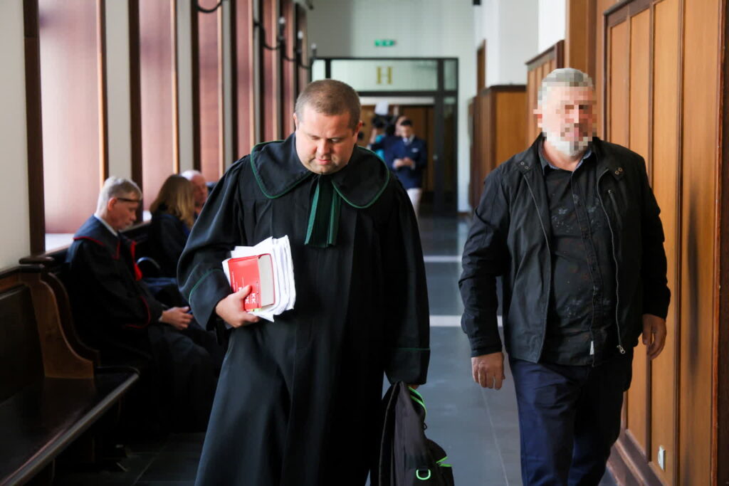 Piotr W. i jego adwokat Paweł Kusak w Sądzie Okręgowym w Warszawie (PAP/Rafał Guz)