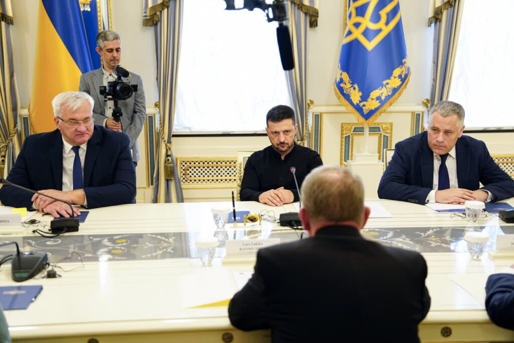 Na zdjęciu prezydent Ukrainy przyjmujący duńską delegację (PAP/EPA/MADS CLAUS RASMUSSEN)