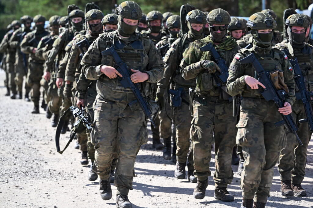 Dajczak, Sługocki i Tyszkiewicz o zagrożeniu wojną i obronie cywilnej 2 Wojsko Polskie podczas ćwiczeń na poligonie w Nowej Dębie (PAP/Darek Delmanowicz)