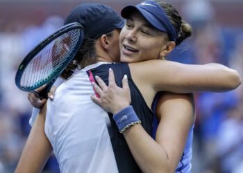 Amanda Anisimova i Iga Świątek, fot. PAP/EPA/ CRISTOBAL HERRERA ULASHKEVICH