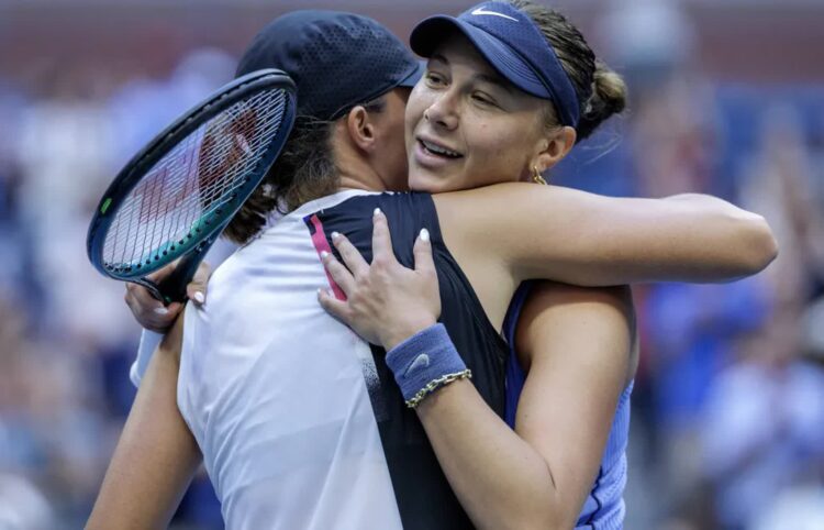 Amanda Anisimova i Iga Świątek, fot. PAP/EPA/ CRISTOBAL HERRERA ULASHKEVICH