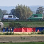 Służby w miejscu upadku rosyjskiego drona w miejscowości Oleśno, 10 bm. W nocy przestrzeń powietrzna Polski została wielokrotnie naruszona przez rosyjskie drony. Fot. PAP/Andrzej Jackowski