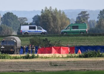 Służby w miejscu upadku rosyjskiego drona w miejscowości Oleśno, 10 bm. W nocy przestrzeń powietrzna Polski została wielokrotnie naruszona przez rosyjskie drony. Fot. PAP/Andrzej Jackowski