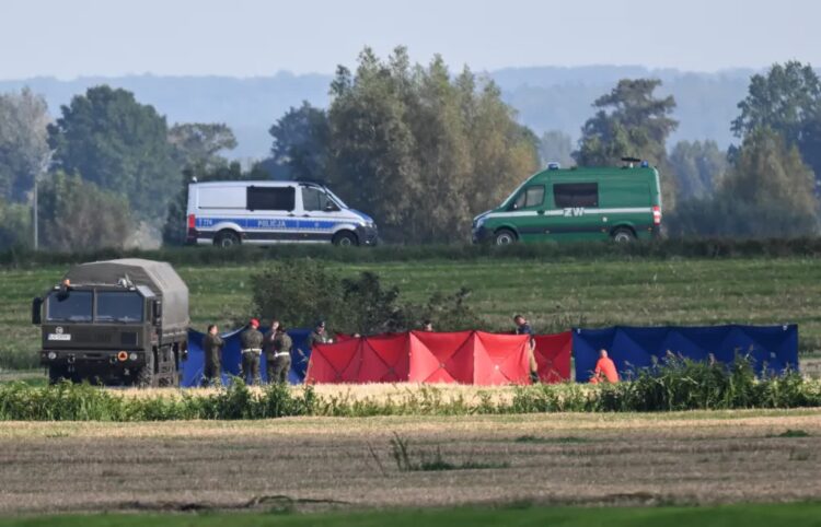 Służby w miejscu upadku rosyjskiego drona w miejscowości Oleśno, 10 bm. W nocy przestrzeń powietrzna Polski została wielokrotnie naruszona przez rosyjskie drony. Fot. PAP/Andrzej Jackowski