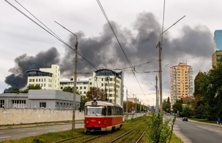 Rosyjski nalot na Kijów. Uszkodzony budynek polskiej ambasady 9 Zniszczenia w Kijowie Fot. PAP/Vladyslav Musiienko