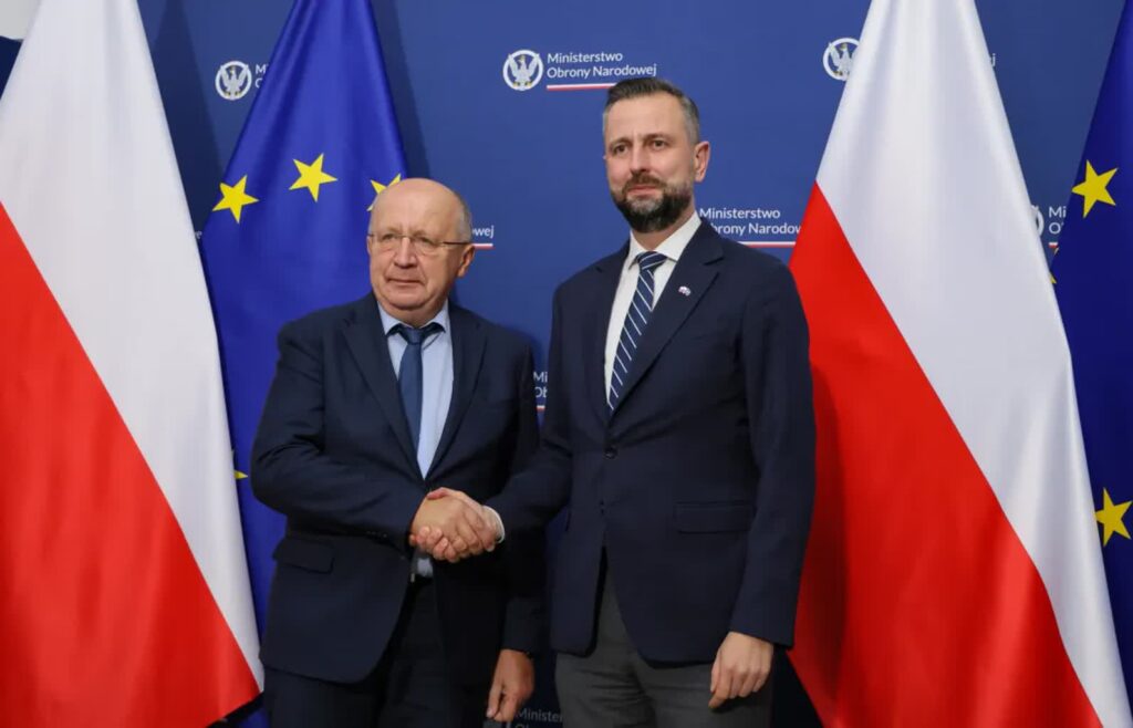 Wicepremier, minister obrony narodowej Władysław Kosiniak-Kamysz (P) i unijny komisarz ds. obrony i przestrzeni kosmicznej Andrius Kubilius. Fot. PAP/Paweł Supernak