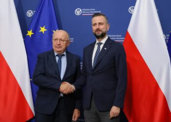 Wicepremier, minister obrony narodowej Władysław Kosiniak-Kamysz (P) i unijny komisarz ds. obrony i przestrzeni kosmicznej Andrius Kubilius. Fot. PAP/Paweł Supernak