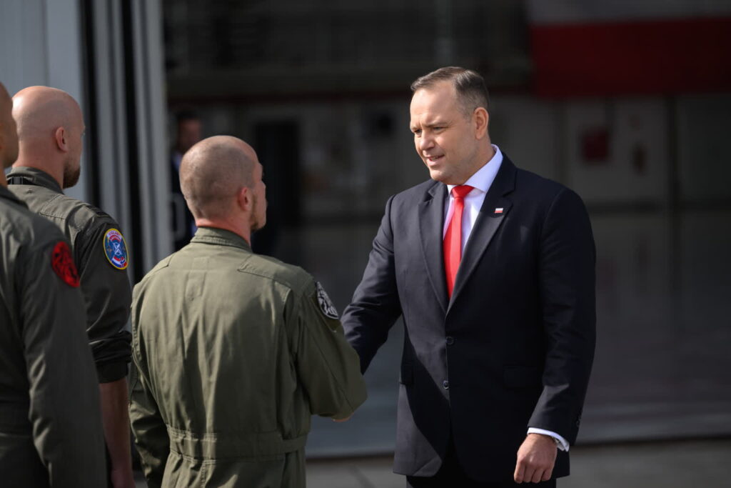 Prezydent Karol Nawrocki podczas wizyty na terenie 31. Bazy Lotnictwa Taktycznego Poznań-Krzesiny (PAP/Jakub Kaczmarczyk)