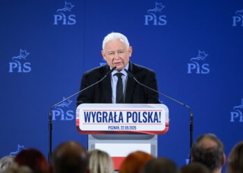 Jarosław Kaczyński podczas otwartego spotkania z mieszkańcami Poznania (PAP/Jakub Kaczmarczyk)