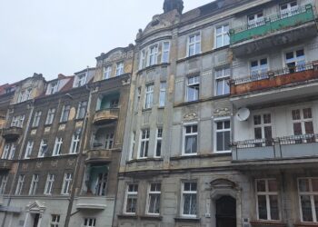 Mieszkańcy chcą 2 milionów na remonty kamienic. Trwa zbiórka podpisów 11 Mieszkańcy chcą 2 milionów na remonty kamienic. Trwa zbiórka podpisów Radio Zachód - Lubuskie