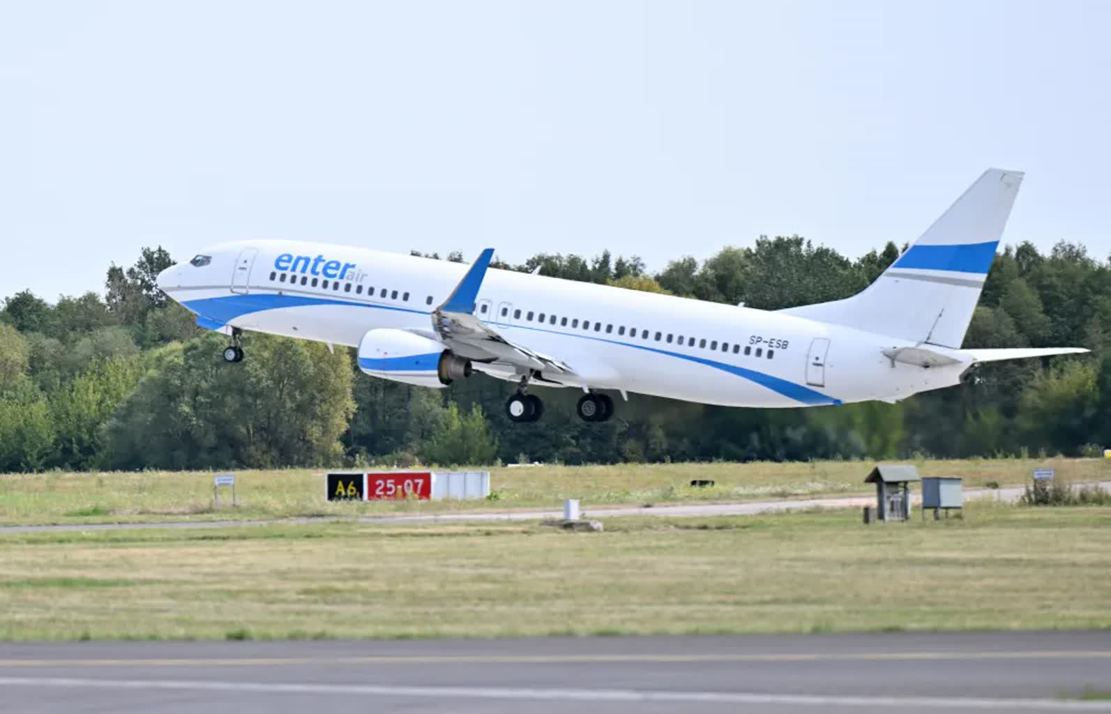 Samolot z Antalyi podczas lądowania wypadł z pasa. Pasażerowie zostali ewakuowani