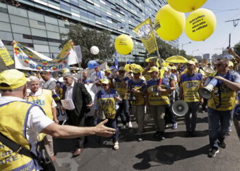 Protest nauczycieli w Rumunii (PAP/EPA/ROBERT GHEMENT)