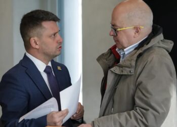 Przewodniczący komisji, poseł KP Polska 2050-TD Paweł Śliz i poseł niezrzeszony Tomasz Zimoch