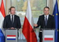 Radosław Sikorski podczas wspólnej konferencji z szefem holenderskiej dyplomacji Davidem van Weelem (PAP/Paweł Supernak)