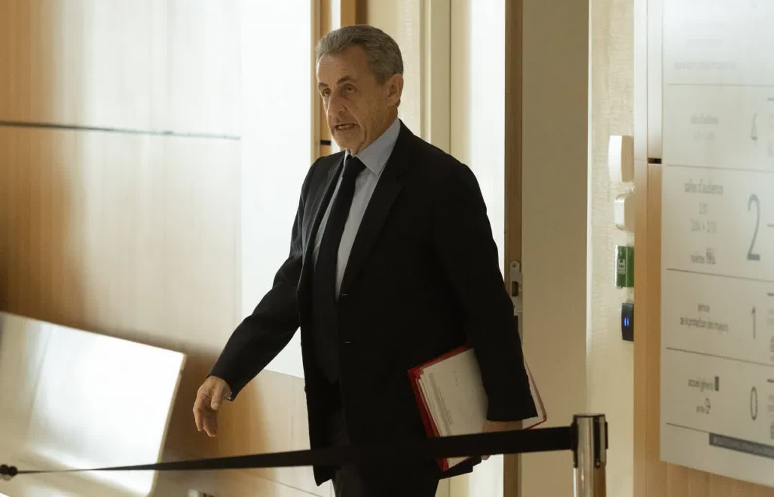 Sarkozy wyjechał do więzienia. Były prezydent Francji zapewnia, iż „wytrzyma tę próbę”