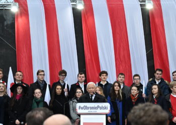 Jarosław Kaczyński na marszu w Warszawie przeciwko imigrantom i umowie z Mercosurem (PAP/Radek Pietruszka)