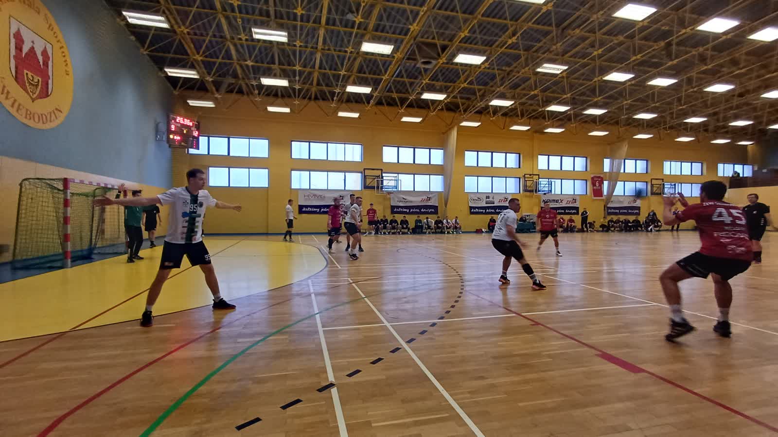 Zew chce pokonać lidera