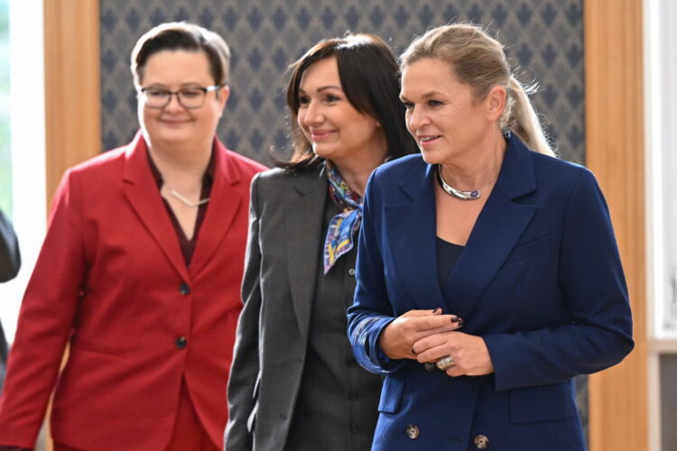 Minister edukacji Barbara Nowacka (P), wicemarszałkini Sejmu Monika Wielichowska (C) i wiceminister edukacji Katarzyna Lubnauer (L) podczas obchodów Dnia Nauczyciela w KPRM w Warszawie. Fot. PAP/Radek Pietruszka