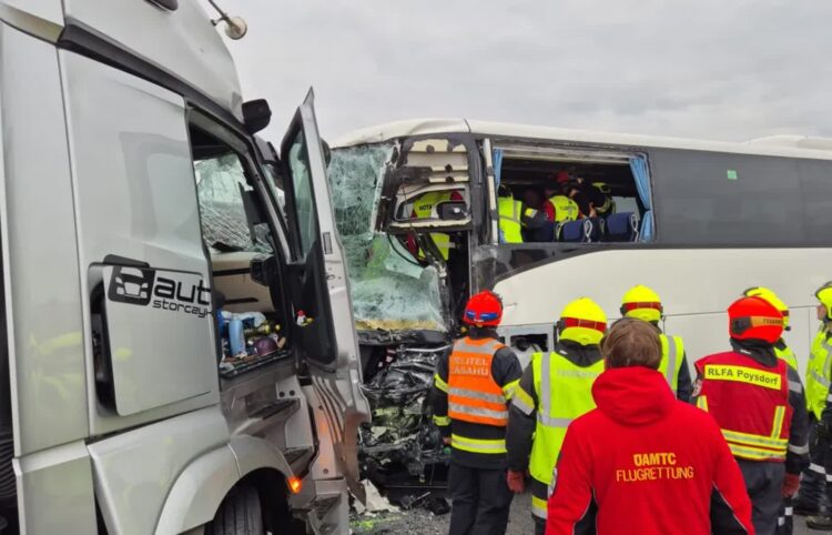 Wypadek z udziałem polskiego autokaru. Fot. Facebook/Bezirksfeuerwehrkommando Mistelbach
