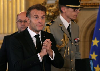 Ekspert o sytuacji we Francji 12 Emmanuel Macron, prezydent Francji (PAP/EPA/THOMAS SAMSON / POOL)