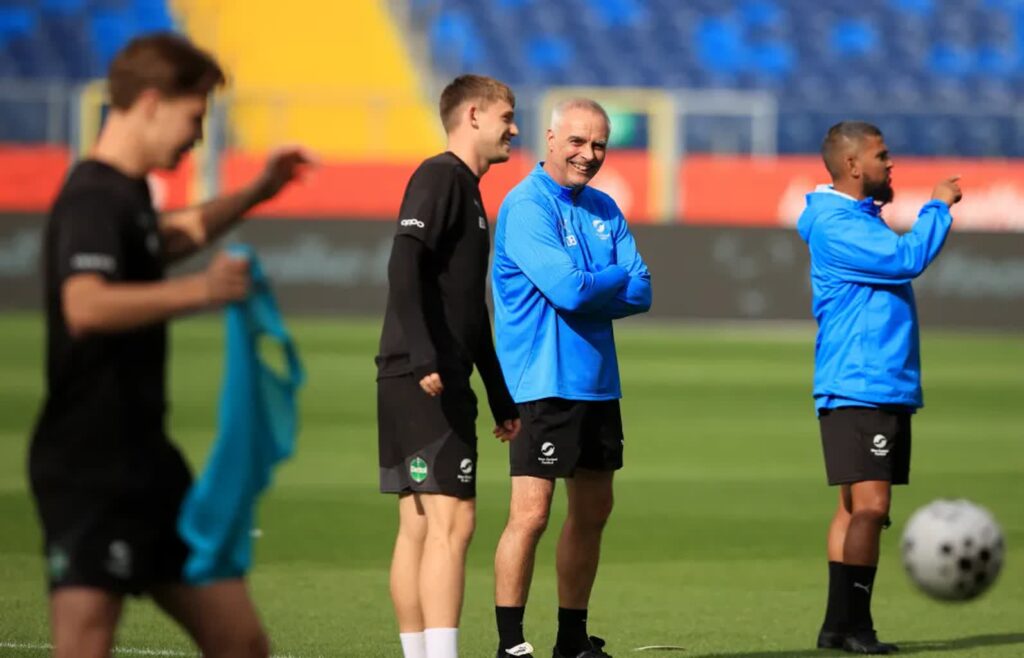 Trener Nowej Zelandii pewny przed meczem. Urban o spotkaniu: zobaczymy na pewno nowe twarze 1 Selekcjoner reprezentacji Nowej Zelandii Darren Bazeley. Fot. PAP/Jarek Praszkiewicz