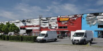 Warszawa. Hala przy ul. Marywilskiej 44 po pożarze. Fot. Wikipedia