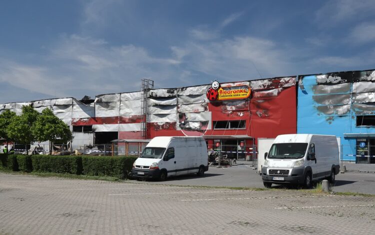 Warszawa. Hala przy ul. Marywilskiej 44 po pożarze. Fot. Wikipedia