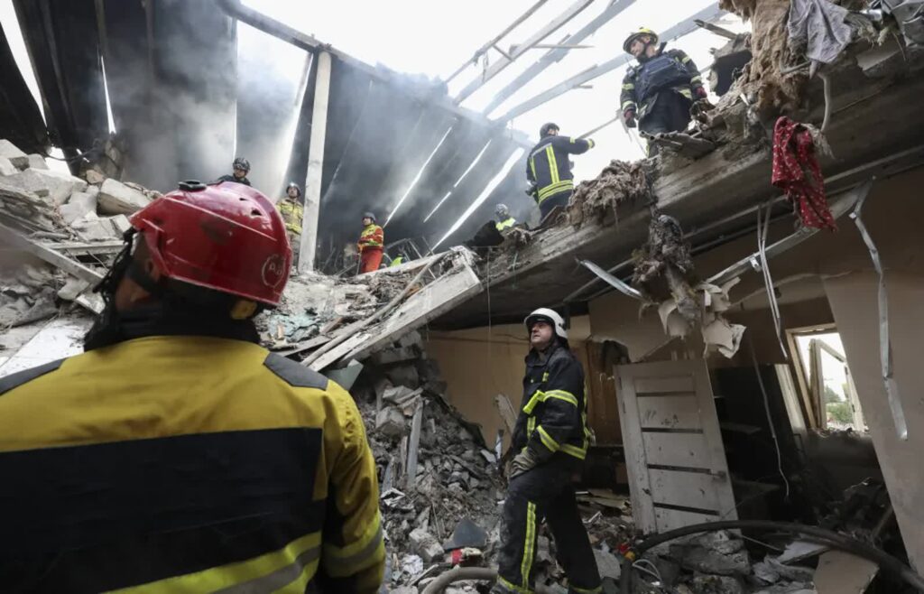 Rosja zaatakowała obwód charkowski bombą kierowaną nowego typu 4 Akcja ratownicza po uderzeniu drona w budynek mieszkalny, zdjęcie ilustracyjne, fot. PAP/EPA/SERGEY KOZLOV