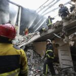 Akcja ratownicza po uderzeniu drona w budynek mieszkalny, zdjęcie ilustracyjne, fot. PAP/EPA/SERGEY KOZLOV