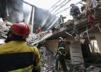 Akcja ratownicza po uderzeniu drona w budynek mieszkalny, zdjęcie ilustracyjne, fot. PAP/EPA/SERGEY KOZLOV