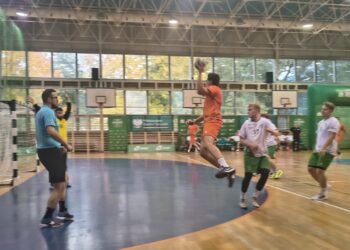 Pierwszego dnia gospodarze pobawili się z rywalami 10 fot. Jakub Lesiński