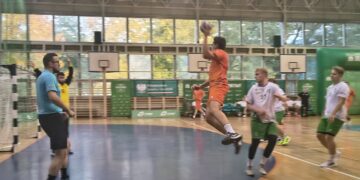 Pierwszego dnia gospodarze pobawili się z rywalami 5 fot. Jakub Lesiński