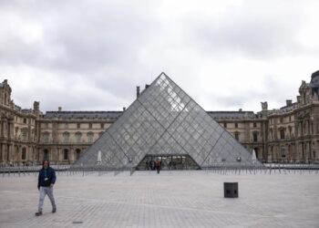 Luwr. Fot. PAP/EPA/YOAN VALAT