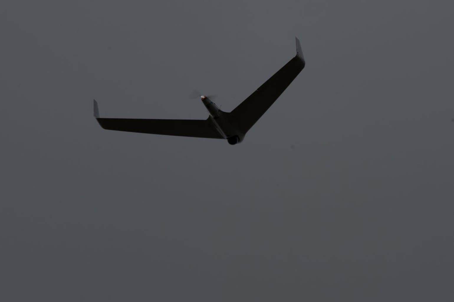 W Inowrocławiu na samochody spadł dron. Uszkodził dwa pojazdy i budynek