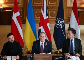 Od lewej: Wołodymyr Zełenski, Keir Starmer i Mark Rutte. Fot. EPA/Chris J. Ratcliffe / POOL