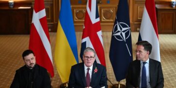 Od lewej: Wołodymyr Zełenski, Keir Starmer i Mark Rutte. Fot. EPA/Chris J. Ratcliffe / POOL