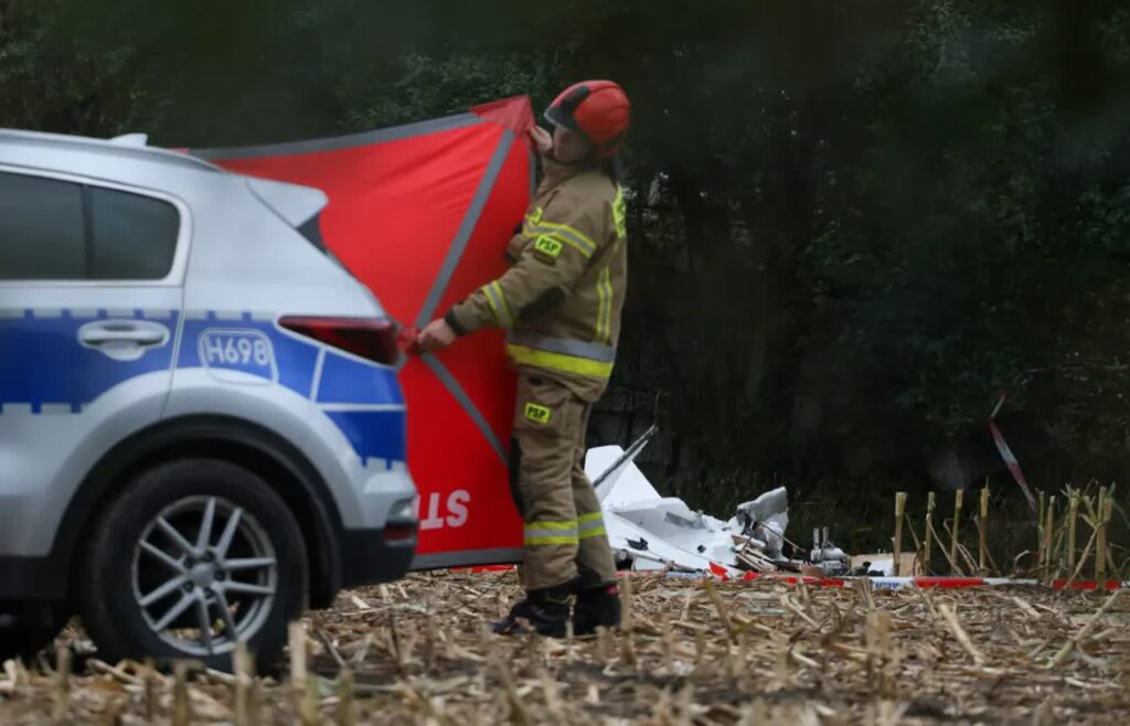 Szczątki obiektu na polu w miejscowości Zaręby Warchoły w gm. Andrzejewo. Żandarmeria Wojskowa i prokuratura prowadzą czynności po znalezieniu obiektu przypominającego drona. Fot. PAP/Paweł Supernak