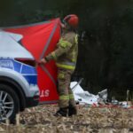 Szczątki obiektu na polu w miejscowości Zaręby Warchoły w gm. Andrzejewo. Żandarmeria Wojskowa i prokuratura prowadzą czynności po znalezieniu obiektu przypominającego drona. Fot. PAP/Paweł Supernak