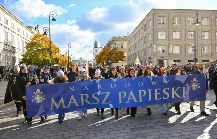 Uczestnicy III Narodowego Marszu Papieskiego Fot. PAP/Radek Pietruszka