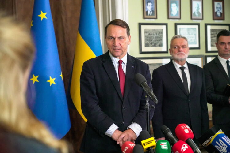 Radosław Sikorski z wizytą we Lwowie (PAP/Vitaliy Hrabar)