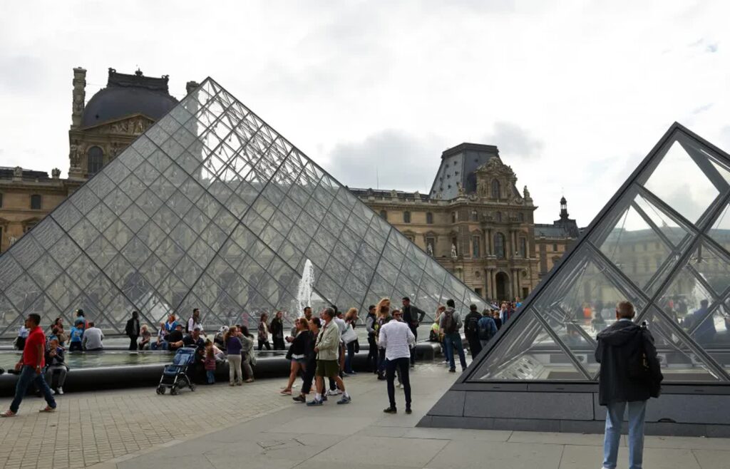 Luwr Fot. PAP/Adam Warżawa