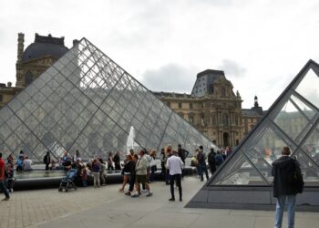 Luwr Fot. PAP/Adam Warżawa